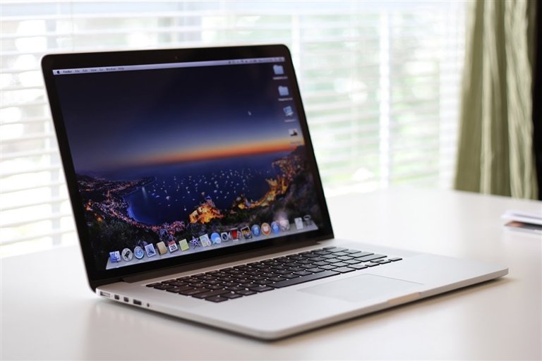 Macbook Pro Retina 2015 mang thiết kế truyền thống
