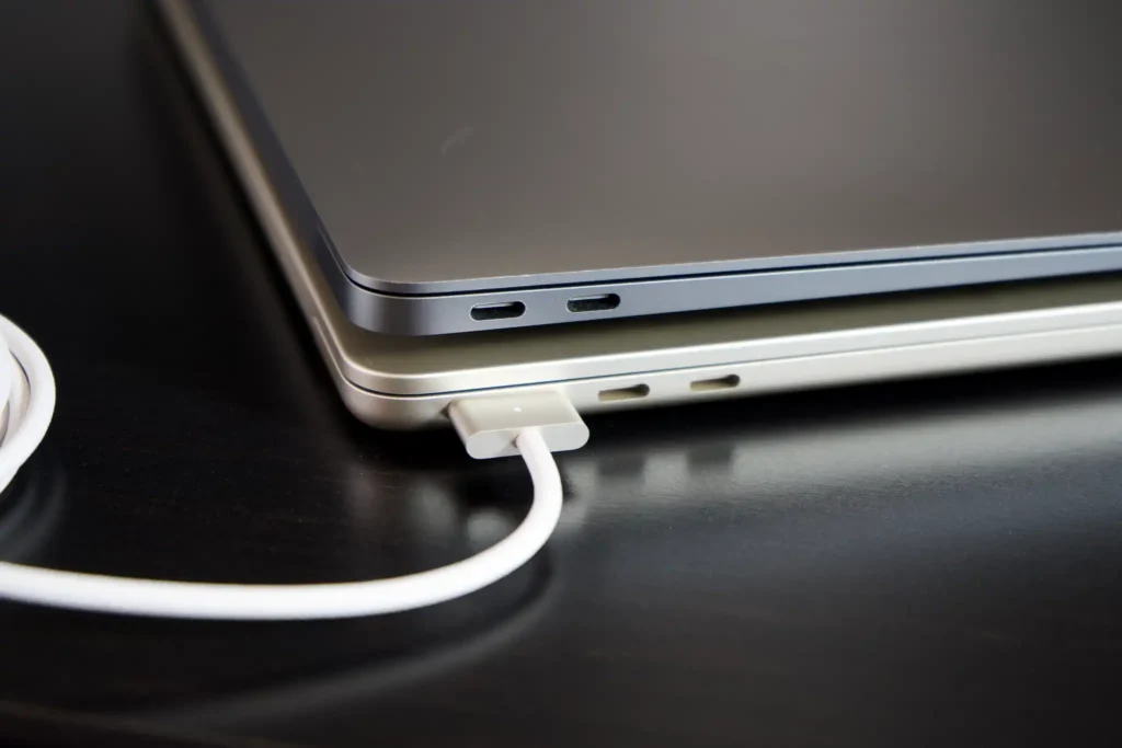 So sánh MacBook Air và MacBook Pro - cổng sạc magsafe