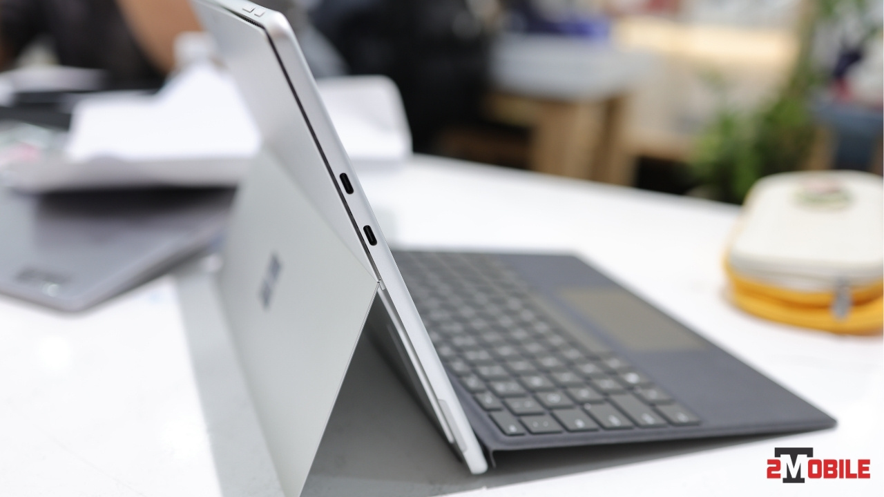 Cổng kết nối bên trái surface pro 9