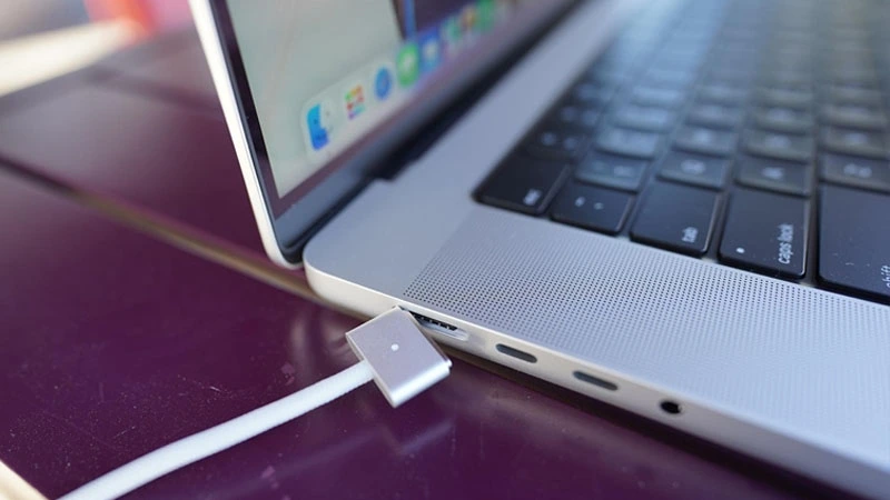 MacBook Pro 2021 hỗ trợ nhiều cổng thông dụng như sạc MagSafe, cổng HDMI, khe thẻ microSD