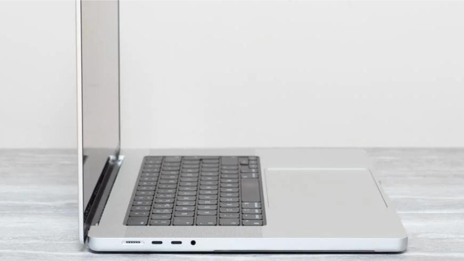 cổng Thunderbolt 4 trên macbook pro 16 inch