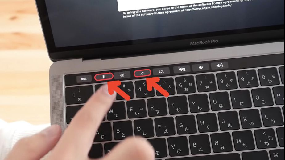 chỉnh độ sáng màn hình macbook có touchbar