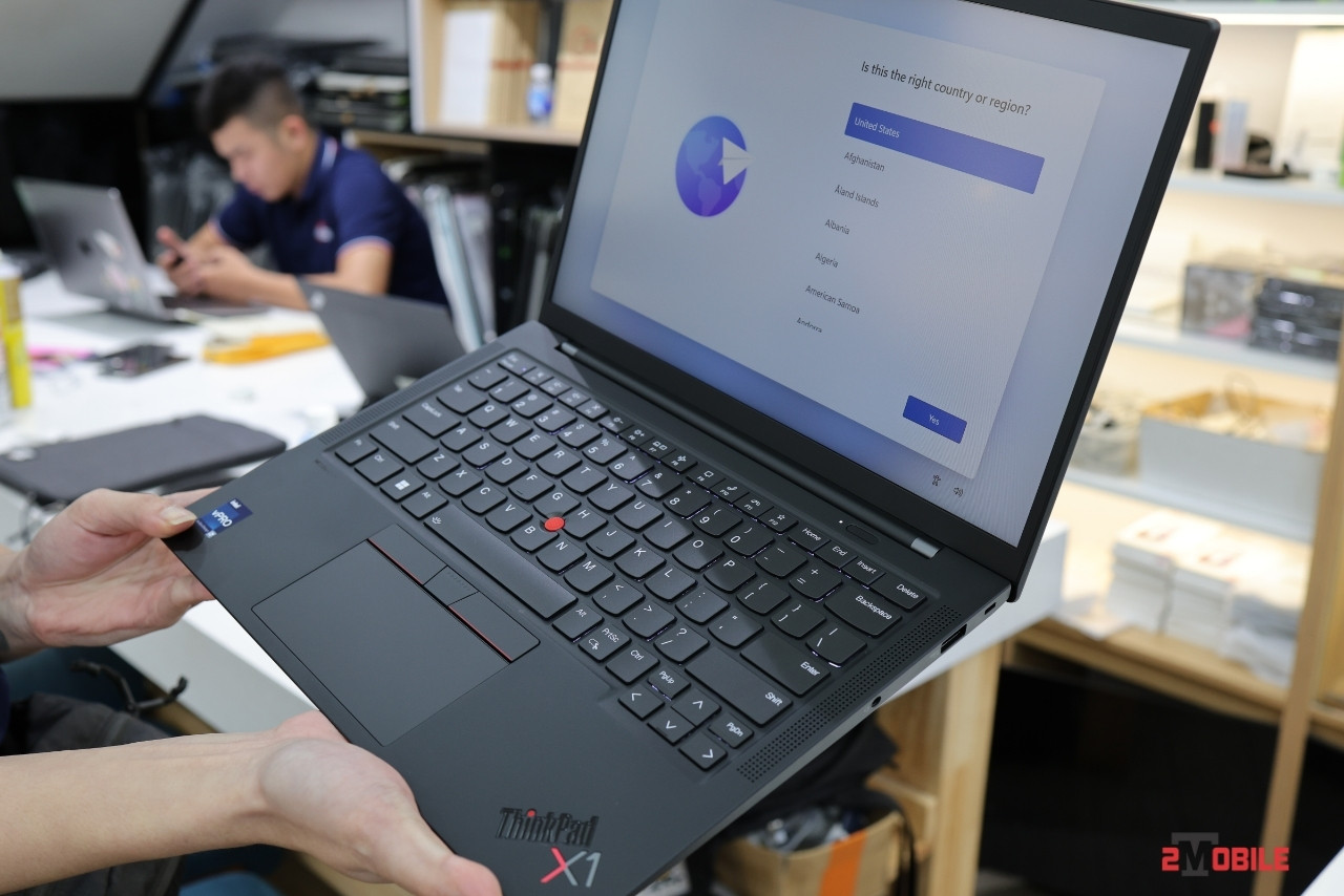 ThinkPad X1 Carbon Gen 11 được thiết kế với vỏ ngoài bằng sợi carbon